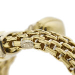 zoom dettaglio incisione Fope brand su bracciale in oro