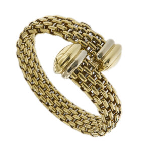 Bracciale rigido contrarie in oro giallo e bianco 18 kt con struttura tridimensionale della collezione Novecento di Fope; le parti che compongono la catena sono intrecciate, rendendo i gioielli più morbidi, eleganti e facili da indossare.