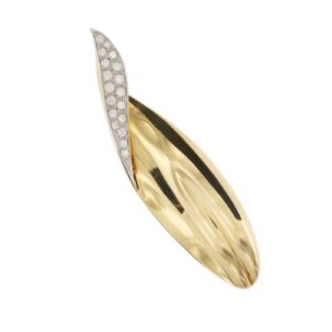 Spilla in oro giallo 18 kt a foglia impreziosita da diamanti su oro bianco; 18 diamanti taglio brillante da 0,05 ct cad totale 0,90 ct - colore FG, purezza VS.