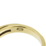 zoom dettaglio punzone 750 oro su anello riviere in oro giallo con diamanti