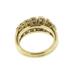visione retro e interna di anello in oro giallo doppia riviere con diamanti