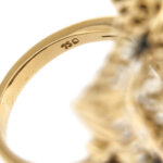 zoom dettaglio incisione punzone 750 oro su anello vintage oro giallo con zaffiri e lapislazzuli