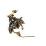 spilla a forma di mosca vintage in oro rosa con zaffiri e rubini apertura