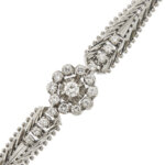 zoom dettaglio fiore centrale e diamanti su bracciale in oro bianco con fiore centrale con diamanti