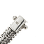 zoom dettaglio incisione su chiusura di bracciale in oro bianco con fiore centrale con diamanti