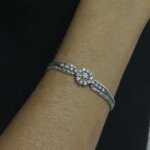 Foto gioiello indossata: bracciale in oro bianco con diamanti con fiore centrale
