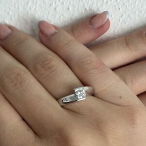 Foto gioiello indossata: anello solitario in oro bianco con diamante