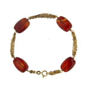 Bracciale in oro giallo 18kt con quadrupla maglia rolò alternata da 4 corniole ovali da 10 ct cad, chiusura con moschettone.