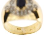 dettaglio incisione interna gambo di anello oro giallo con diamanti e zaffiro punzone 750 oro