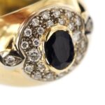 zoom dettaglio zaffiro e diamanti su anello oro giallo