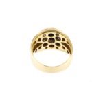 visione interna e retro di anello oro giallo con diamanti e zaffiro centrale
