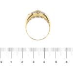 Anello in oro giallo 18 kt a fascione con zaffiro centrale di circa 0.80 ct e pavé di diamanti composto da 25 diamanti 2 da 0.04 ct cad. e 23 da 0.02 ct cad. totale 0.54 ct - Colore GH e purezza VS.