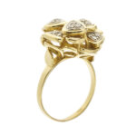 anello a fiore in oro giallo con diamanti prospettiva
