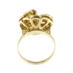 lato di anello a fiore in oro giallo con diamanti