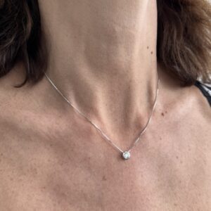 Foto gioiello indossata: collana punto luce in oro bianco con diamante
