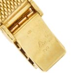 dettaglio incisione su chiusura di orologio Omega punzone 750 oro