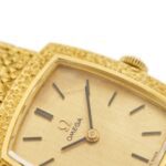zoom dettaglio quadrante di orologio Omega oro giallo