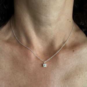 Foto gioiello indossata: collana punto luce maglia rolò oro bianco con diamante