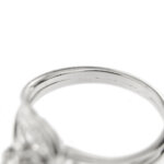 zoom dettaglio interno di gambo di anello in oro bianco con diamanti
