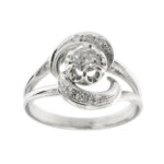 Anello in oro bianco 18 kt con 7 diamanti di cui: 1 centrale taglio brillante da 0.30 ct - colore GH ; purezza SI e 6 taglio huit-huit da 0.02 ct cad. totale 0.12 ct - colore GH e purezza VS.