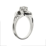 lato di anello in oro bianco con diamanti