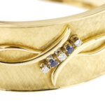 zoom dettaglio bracciale in oro giallo bangle con diamanti e zaffiri