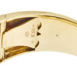 zoom dettaglio incisione interna di bracciale bangle in oro giallo con diamanti e zaffiri