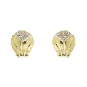 Orecchini a lobo in oro giallo 18 kt a conchiglia con 12 diamanti taglio huit huit da 0.01 ct cad, totale 0.12 ct - colore GH e purezza VS; chiusura con perno e molla.