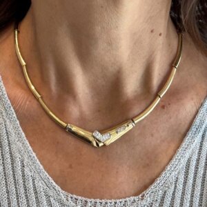 Foto gioiello indossata: collier in oro giallo con diamanti