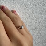 Foto gioiello indossata: anello solitario oro bianco con diamante