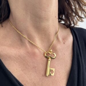 Foto gioiello indossata: collana in oro giallo brand Pomellato con chiave