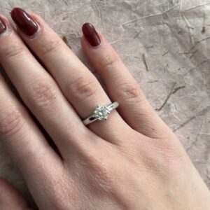 Foto gioiello indossata: anello solitario in oro bianco con diamante Salvini