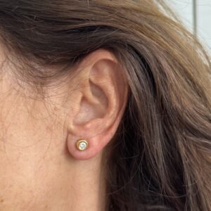 Foto gioiello indossata: orecchini oro giallo punto luce con diamanti