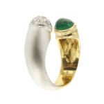 lato di anello oro bianco e giallo contrarie con smeraldo e diamanti