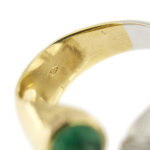 zoom dettaglio punzone 750 oro di anello oro bianco e giallo contrarie con smeraldo e diamanti