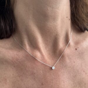 Foto gioiello indossata: collana punto luce oro bianco con diamante Salvini