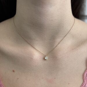 Foto gioiello indossata: collana punto luce oro rosa con diamante