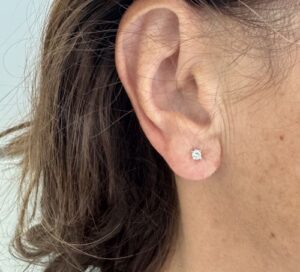 foto gioiello indossata: orecchini punto luce in oro bianco con diamanti