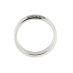 Anello fede unisex in oro bianco con diamanti neri centrali foto prospettiva verticale 2