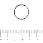 Anello fede in oro bianco con cinque diamanti neri centrali foto paragone righello per misura gioiello in cm