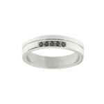 Anello fede unisex in oro bianco con diamanti neri centrali foto prospettiva verticale 5