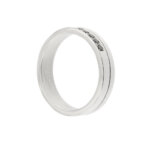 Anello fede unisex in oro bianco con diamanti neri centrali foto prospettiva verticale laterale 1