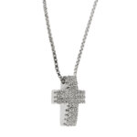 Zoom laterale dettaglio ciondolo di collana oro bianco con ciondolo croce con diamanti