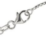 Particolare gancio chiusura di collana oro bianco con ciondolo croce con diamanti