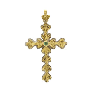 Ciondolo a forma di croce vintage in oro giallo e oro bianco 18 kt lavorata con smeraldo centrale rotondo da 0.06 ct.