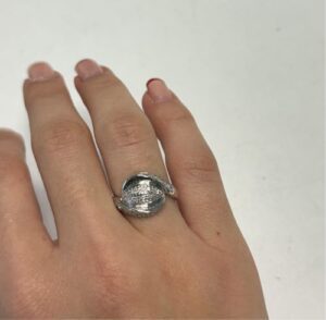 Foto gioiello indossata: anello in oro bianco con diamanti brand Yukiko