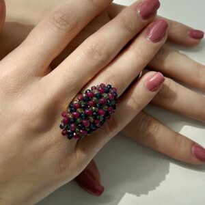 Foto gioiello indossata: anello oro giallo con pietre preziose