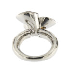 visione interna e retro di anello con pietre preziose in oro bianco