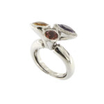 profilo prospettiva di anello oro bianco con pietre preziose e diamanti