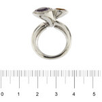 anello oro bianco con testa movibile e pietre preziose foto paragone righello per misura gioiello grandezza in cm